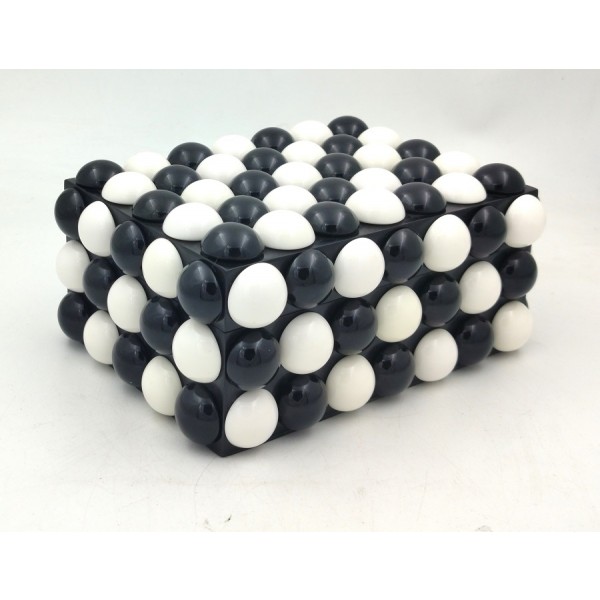 BLACK WOODEN BOX+WHITE/BLACK RESIN HALF-BALLS