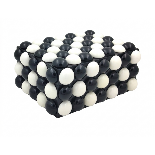 BLACK WOODEN BOX+WHITE/BLACK RESIN HALF-BALLS